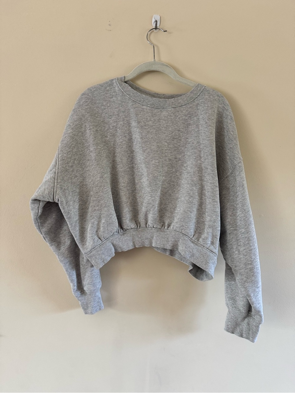 Universal Thread Light Grey Cropped Crewneck Sweatshirt